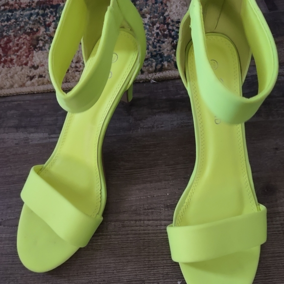 Shoes - Picture 2 of 4